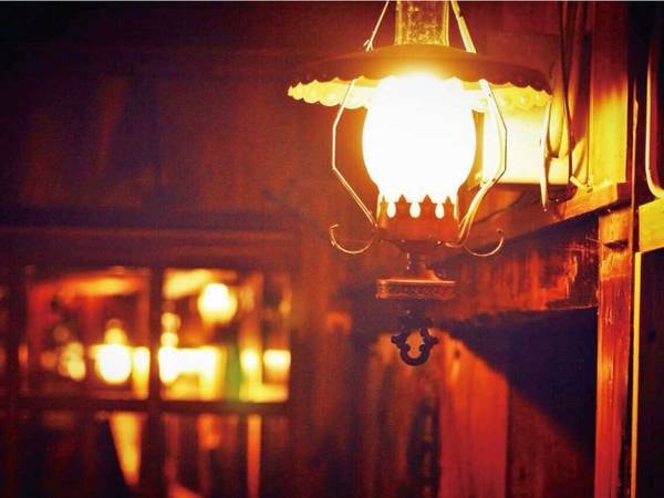 【館内】その昔「ランプの宿」と呼ばれていた当館。店主選りすぐりの暖かなランプが今も照らす