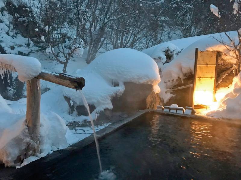 【混浴露天風呂/雪見の湯(混浴)】冬季は滝見の湯より優先してお湯を流し込んでいます。まずはここで体を暖めるのがおすすめ！