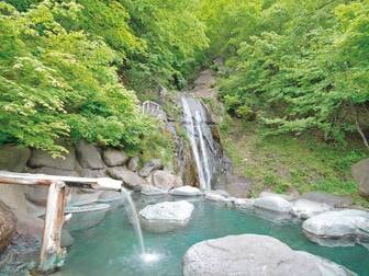 日光・奥鬼怒温泉郷の山の宿 八丁の湯/【混浴露天風呂/滝見の湯(混浴)】正面に滝を眺めながら、ダイナミックな景観を楽しむ
