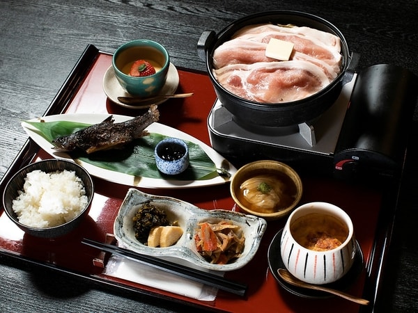 【山小屋料理】山の幸を中心とした簡素ながら栄養バランスの取れた御膳をご用意します（例）
