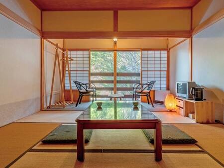 【本館和室(8畳+広縁）/一例】こじんまりとした空間にランプの明かりが心地よい