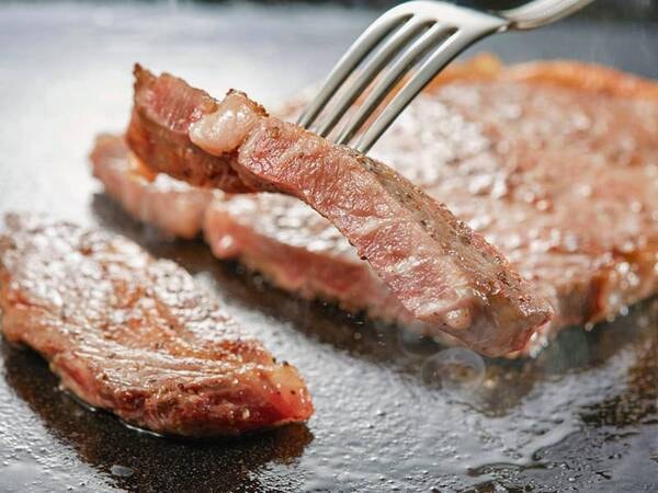 ライブキッチンコーナーにて焼きたてステーキ！（調味牛脂を注入した加工肉です）画像一例