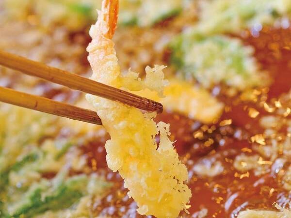 ライブキッチンコーナーにて揚げたてサクサクの天ぷらをご提供！