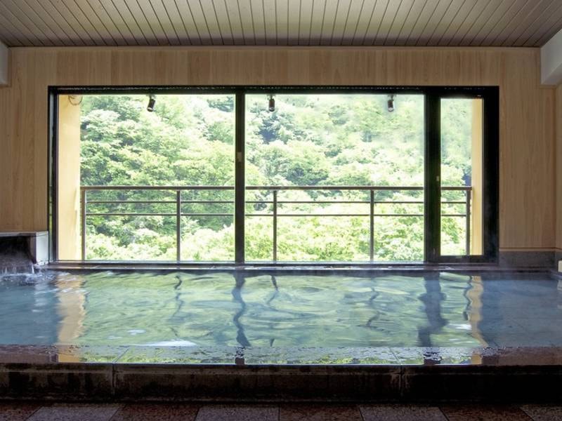 【殿方大浴場「万年美男」】見晴らし良い木造りのお風呂