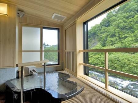 【金運の間「大判小判」】客室専用の川に面した小槌型の露天風呂