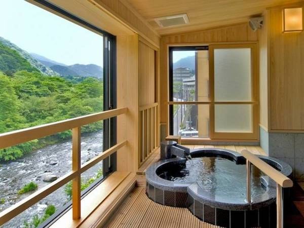 【幸福の間「ここに幸あり」】四つ葉のクローバー型の客室露天風呂付き
