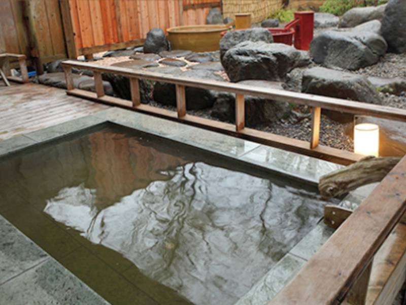 【露天風呂】野趣情緒あふれる露天風呂。十和田石で温もりのある湯をお楽しみいただけます。