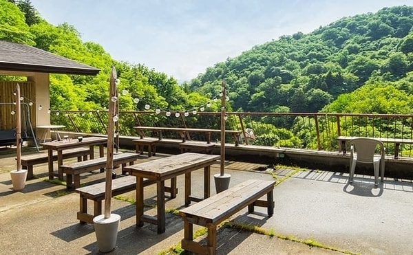【屋上展望台】昔より受け継がれた名湯「元湯温泉」は、ナラやクヌギの原生林が繁る渓谷に、ひっそりとした佇まいを残しています。