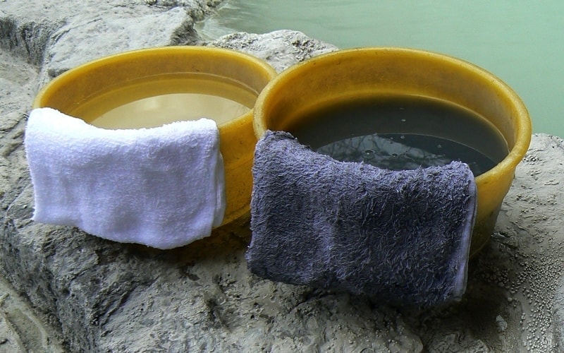少しお湯に浸かりますと、黒い湯花が体に付着します。これを楽しみにされてる方も多いようです。真っ黒に染まったタオルを旅の思い出にお持ち帰りください。