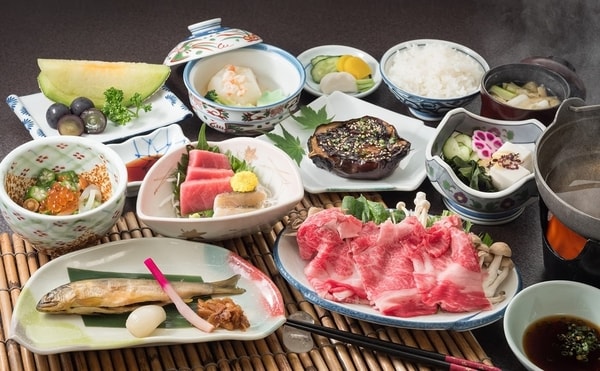 地産地消に心掛け、山菜や川魚、旬の地元のお野菜を使ったお料理は素朴ですが、秘湯の宿ならではの温かいおもてなしのお食事をお楽しみください。夕食、朝食共に「お部屋」にお出し致しております。（例）