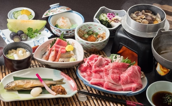 【グレードUPプラン】地産地消に心掛け、山菜や川魚、旬の地元のお野菜を使ったお料理は素朴ですが、秘湯の宿ならではの温かいおもてなしのお食事をお楽しみください。夕朝食共に「お部屋」です。（例）