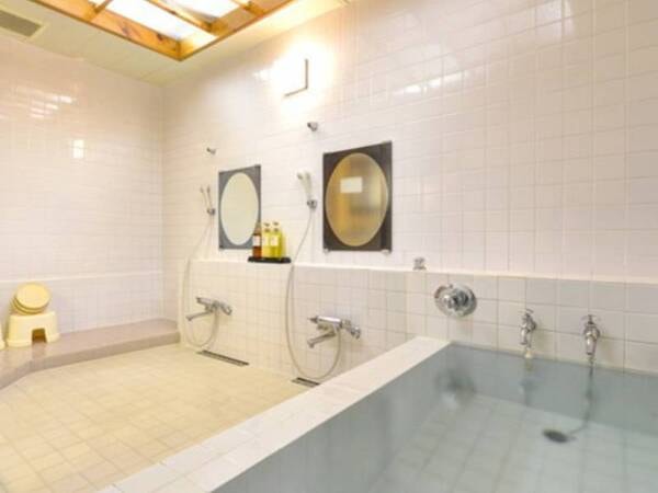 大浴場はございませんが、有料でご使用いただける貸切風呂「家族風呂」がございます。ご利用の際はフロントにお申し付けください。※温泉ではございません