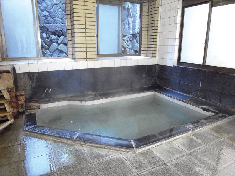 【浴場】90度で湧き出る源泉「麻釜」より直接引湯。熱めのお湯です