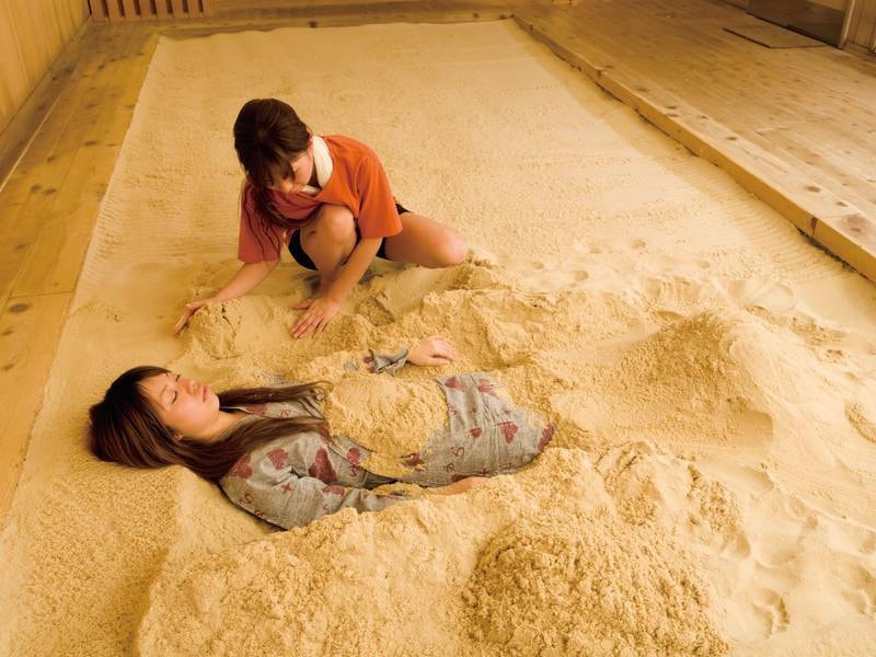 【砂塩風呂】浴衣に着替えたら、砂の上に横になって砂をかけてもらいます。（約15分の入浴）