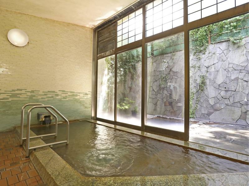 【大浴場】「美人の湯」と称されるまろやかな泉質は、信州屈指の名湯として知られる