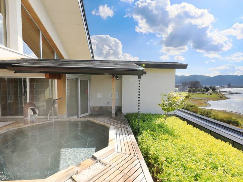 【湖眺の湯】露天風呂を満たす白の湯は、地下約2,000mから湧出する無味無臭のサラリとした透明の湯。