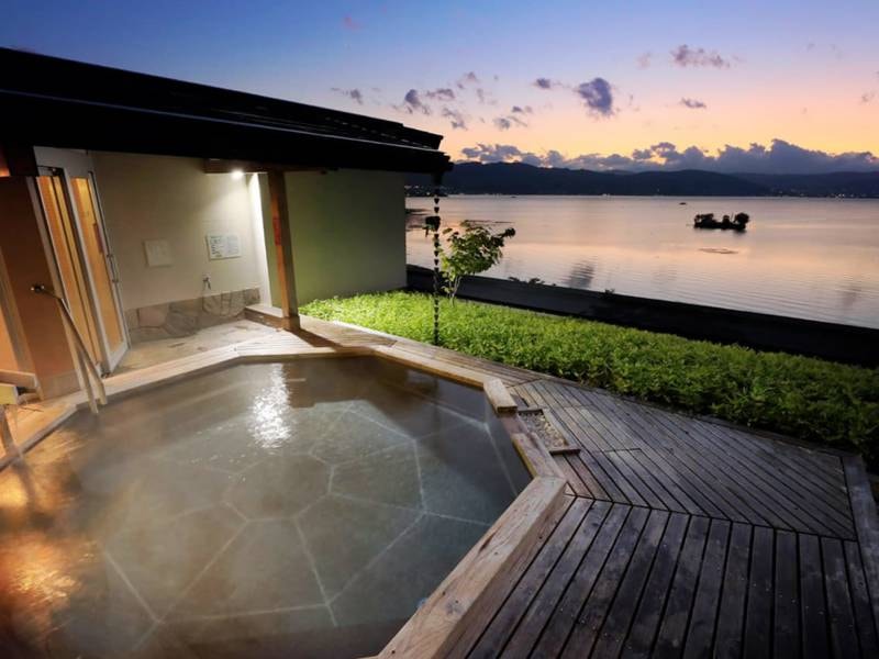 【湖眺の湯】諏訪湖の風に吹かれてのんびりつかれば、日ごろの疲れがゆっくりと体から溶け出してゆくようです。