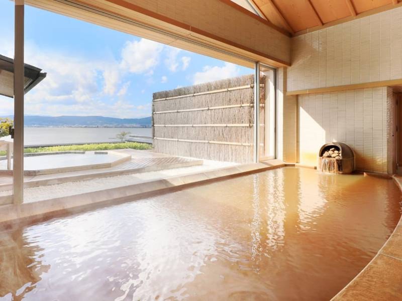 【湖眺の湯】内湯が「朱の湯」となっております。