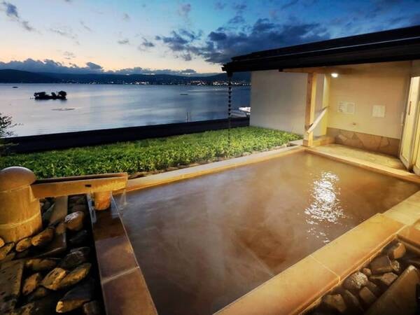 【峰望の湯】目の前に諏訪湖が広がる眺望自慢のお風呂。天気に恵まれれば頭上に満天の星が。