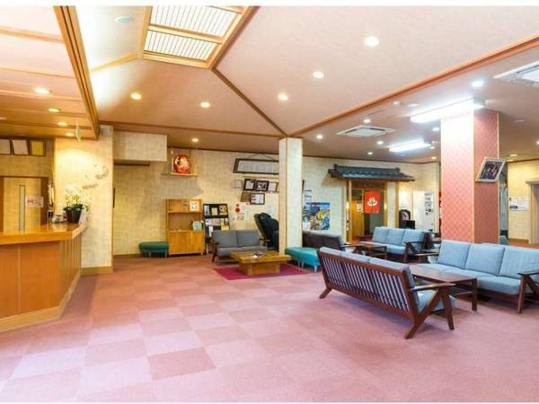 ロビー玄関入って左手にフロントがございます