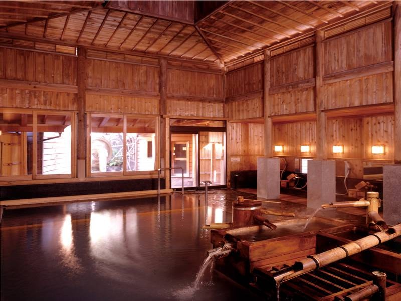 【大浴場/鷹の湯・月の湯】宮大工による伝統の湯屋建築造りの大浴場