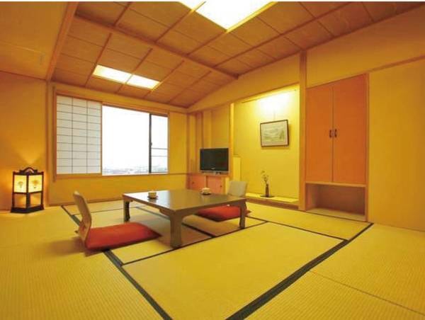 【南館8畳和室/例】落ち着いた空間。南アルプスではありませんが、朝昼は松本市の周りにそびえたつ山々の景色を楽しめ、夜は松本市の夜景を楽しむことができます