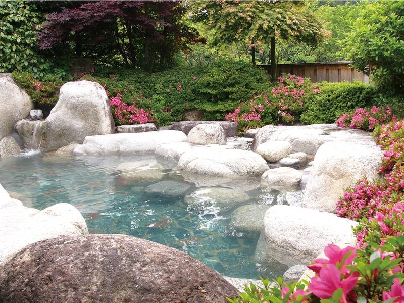 【露天風呂】四季折々の草花や自然に囲まれた庭園露天風呂
