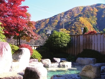 野熊の庄　月川／【露天風呂（秋）】色づく周辺の山々を望む