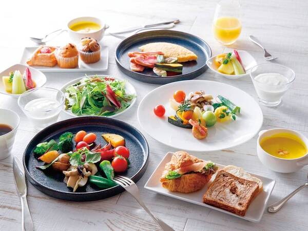 【朝食/例】シェフが焼き上げるオムレツや彩り野菜、ベーカリーなど