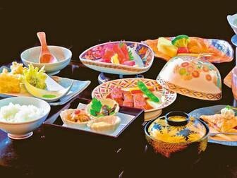 浪漫の館 月下美人/【信州牛付量控えめ会席/例】目でも舌でも楽しめると好評な、彩り豊かなお料理を個室会場で