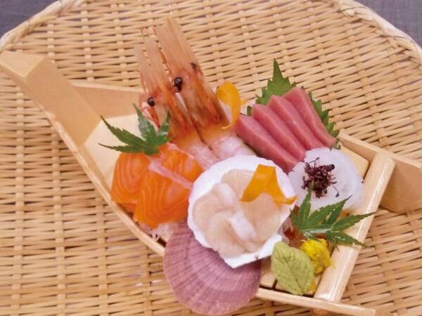 人数分のお造りを舟盛にしてご提供(写真は二人前)