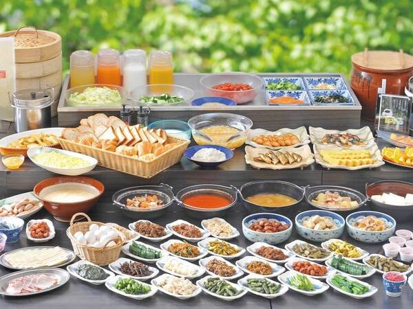 【朝食/例】朝食バイキングでは四季折々の旬の素材を使ったお料理や、地元の食材を活かした郷土料理、各施設のオリジナルメニューをお腹いっぱいお楽しみいただけます。