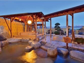 信州まつかわ温泉　清流苑／【露天風呂】南アルプス眺望の9種の湯船で館内湯巡りを楽しめる。屋外展望ハーブサウナ併設