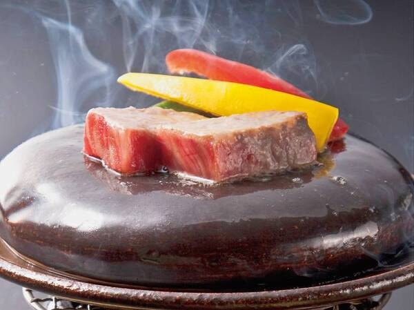 基本会席に、国産黒毛和牛の陶板焼き(約80g)を追加で堪能