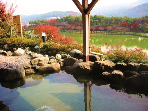 【露天風呂（秋）】周辺の色づく山々を一望