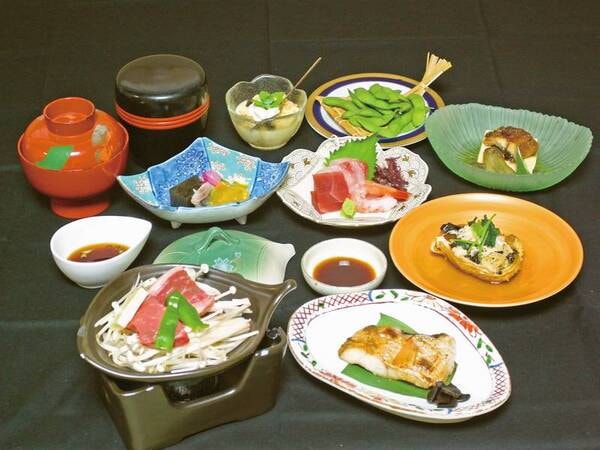 【選べるお造り&ずわい蟹料理付和食膳/例】３種から選べるお造りとずわい蟹の甲羅蒸し付（※お品書きは季節によって変更となる場合がございます）