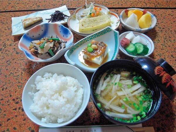 朝食（※写真は一例。料理内容は季節毎に変更しているため、お写真と内容が異なる場合がございます）