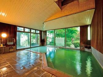 一水荘／二層に分かれた浴槽に緑湯が注ぎ、2色の異なる湯温の湯浴みが楽しめる