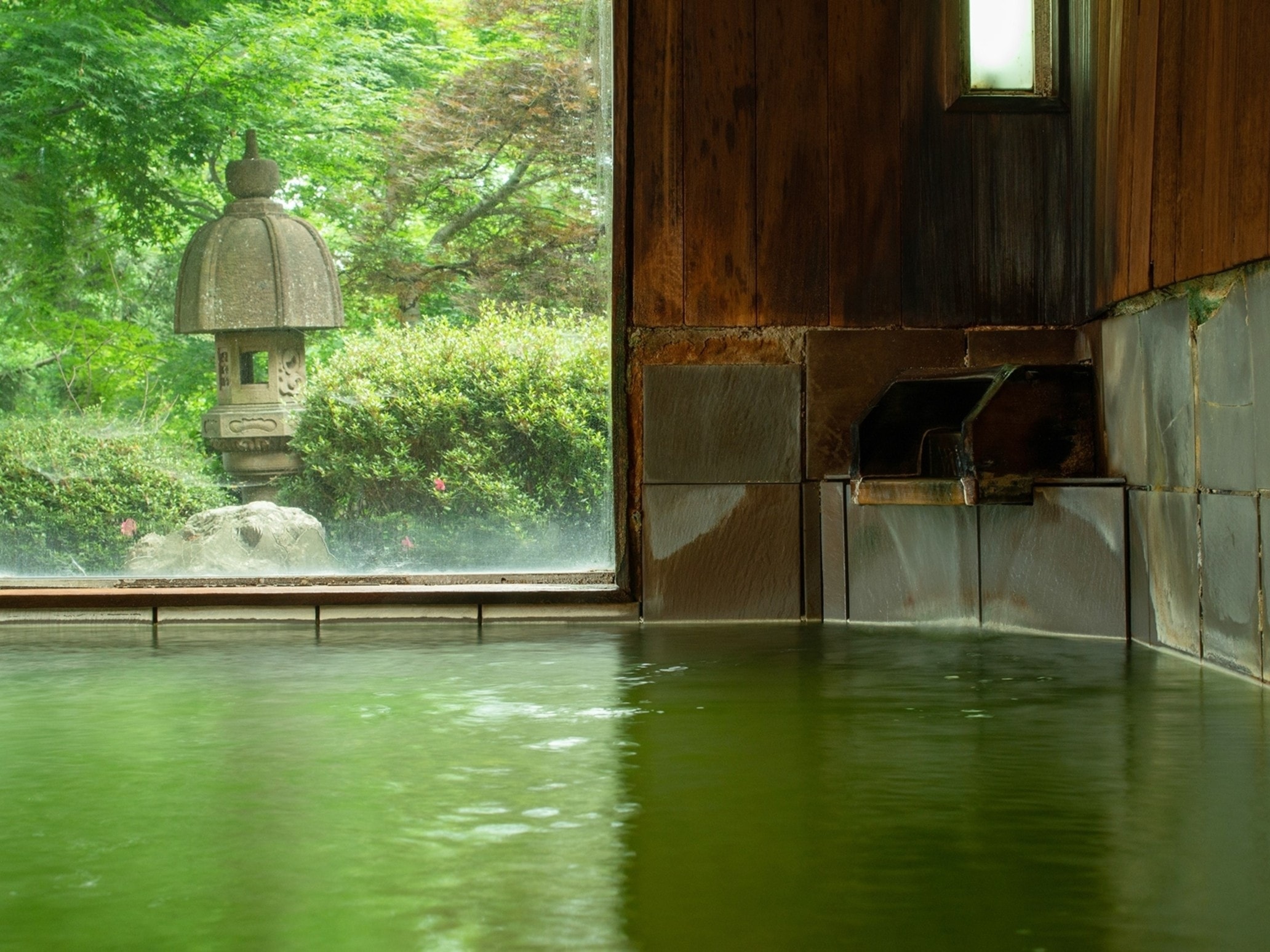 エメラルドグリーンの湯。気温や気圧の微妙な変化や空気に触れることで白っぽくなることがあります。