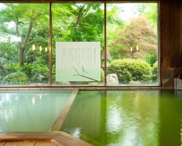 二層に分かれた浴槽に緑湯が注ぎ、2色の異なる湯温の湯浴みが楽しめる