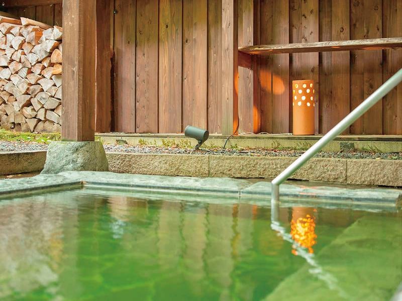 【貸切風呂】山々を望む浴槽に美しく透き通った緑湯が注ぐ