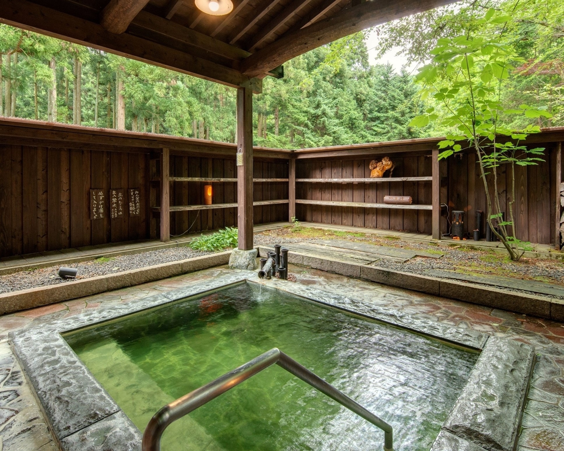 【貸切風呂】夜はぐっとプライベート感の溢れる湯浴みを愉しめる