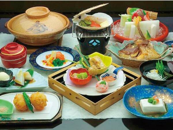 【季節会席/例】旬の地物食材を彩り鮮やかに調理した創作会席が人気