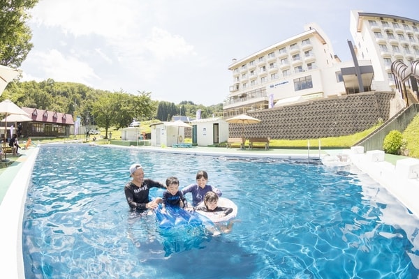 ホテル目の前にある屋外プール！ご宿泊の方は無料でご利用いただけます！
（7月下旬～8月下旬のサマーシーズン営業となり、営業時間は当日の天候等により変更になる場合がございます）