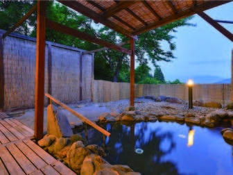 むいか温泉ホテル/【露天風呂】岩造りの情緒溢れる湯船。越後三山を望む※冬季閉鎖/4月~利用可