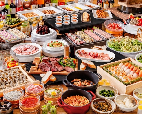 【夕食バイキング／一例】シェフが厳選した季節の食材を取り入れ、バラエティ豊かなお食事をお楽しみいただけます