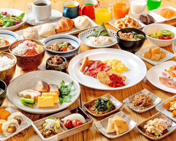 【朝食／一例】ご朝食は和洋折衷のバイキング料理をご提供