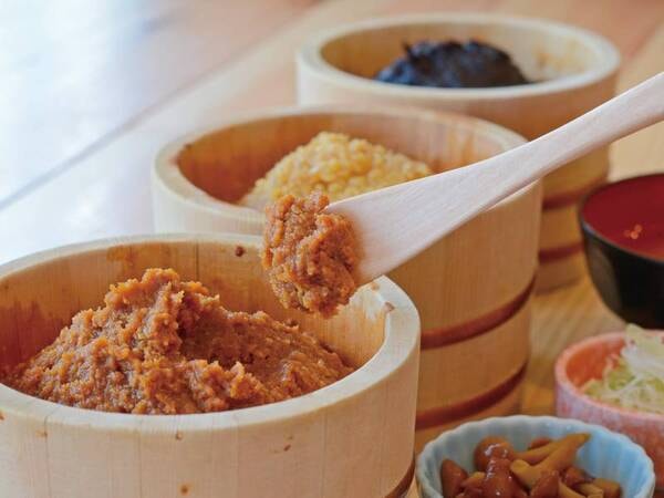 【朝食/例】味噌汁バイキング。お好みの味噌を探してみて