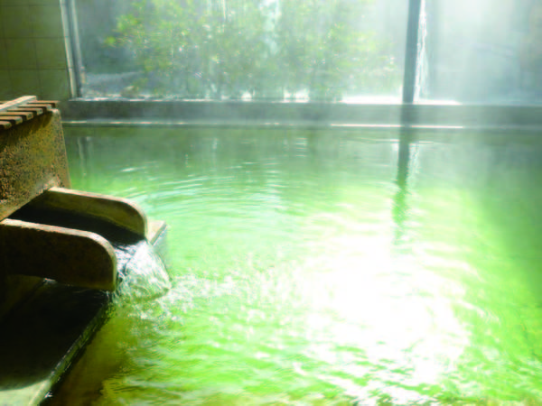 【大浴場】エメラルドグリーンに輝く美肌の湯がたっぷりと注ぐガラス張りで明るく開放的な大浴場