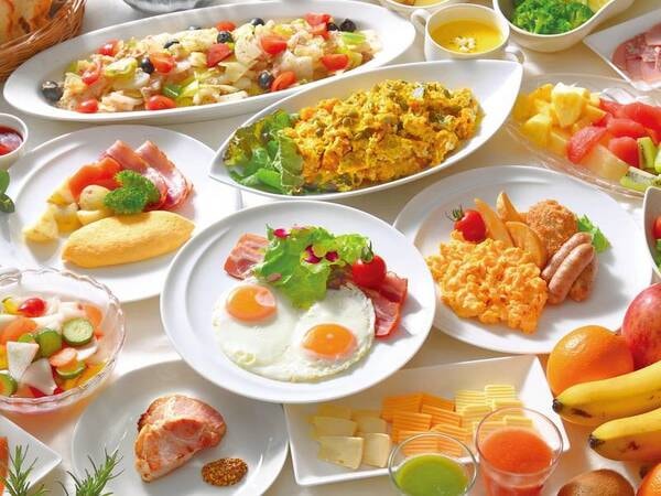 自家製パンや実演オムレツなどが並ぶ和洋バイキングの朝食（一例）